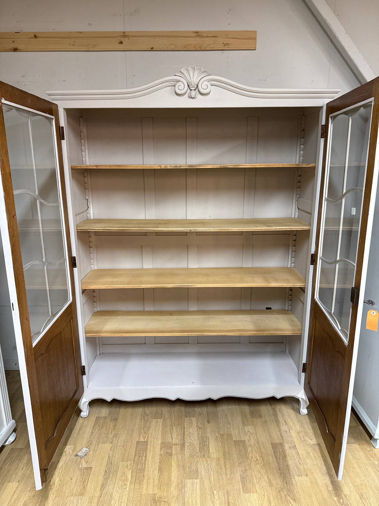 Kaunis tammivitriini L.134cm, S.42cm, K.184.5cm