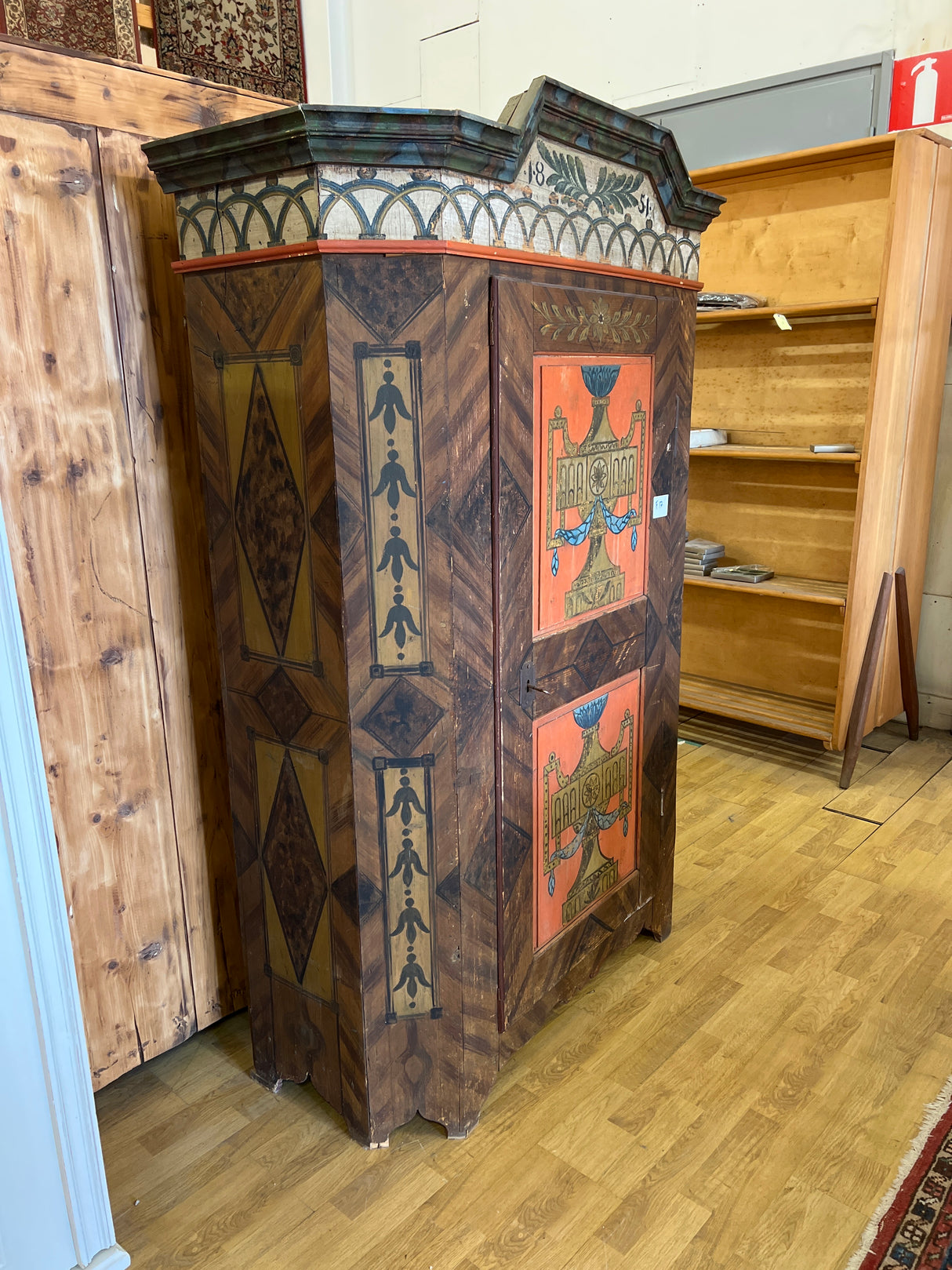 Huikean hieno vaatekaappi 1851-luvulta Unkarista😍 L. 121cm, S. 51cm ja K. 182,5cm