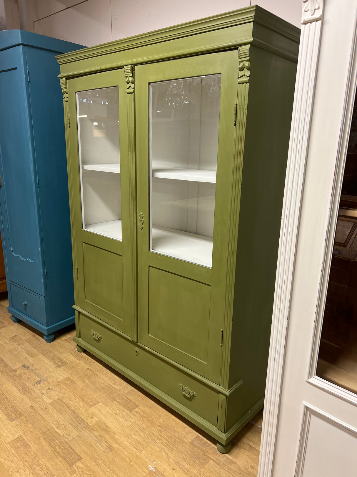 Kaunis vihreä vitriinikaappi L. 121cm, S. 46,5cm ja K. 177cm.
