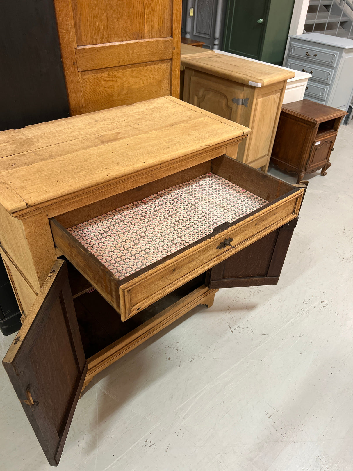 Beautiful oak chest of drawers. W. 89.5cm D. 47cm H. 98.5cm