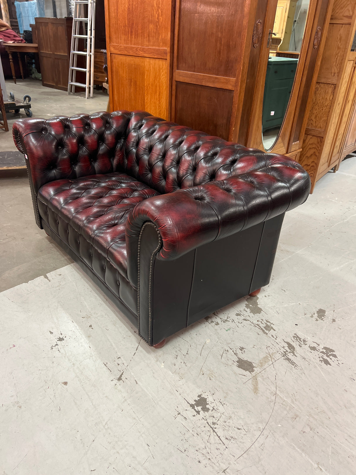 Upea chesterfield tyylinen pieni sohva L. 150cm, S. 85cm ja K. 72cm ja istuma korkeus 41cm