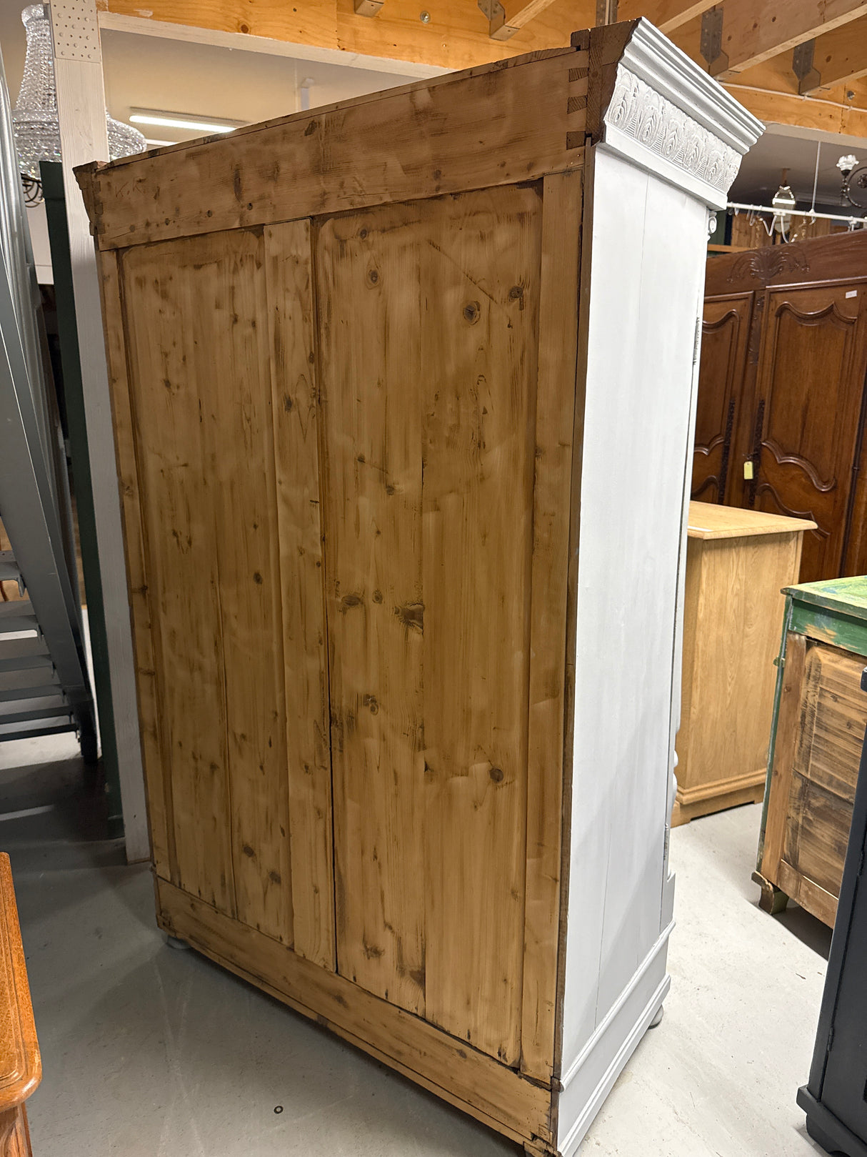 Upea helmenharmaa antiikkikaappi