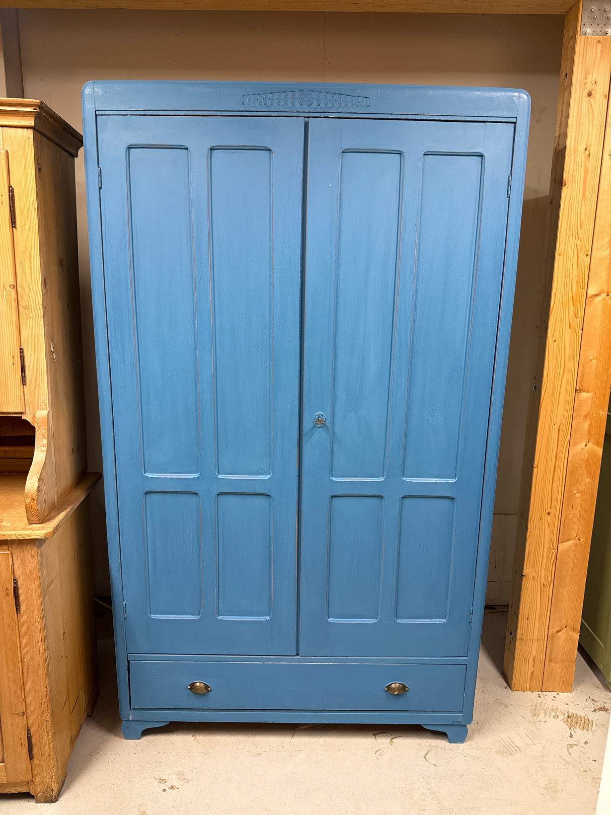 Upea sininen vaatekaappi L.116cm, S.50cm, K.199cm