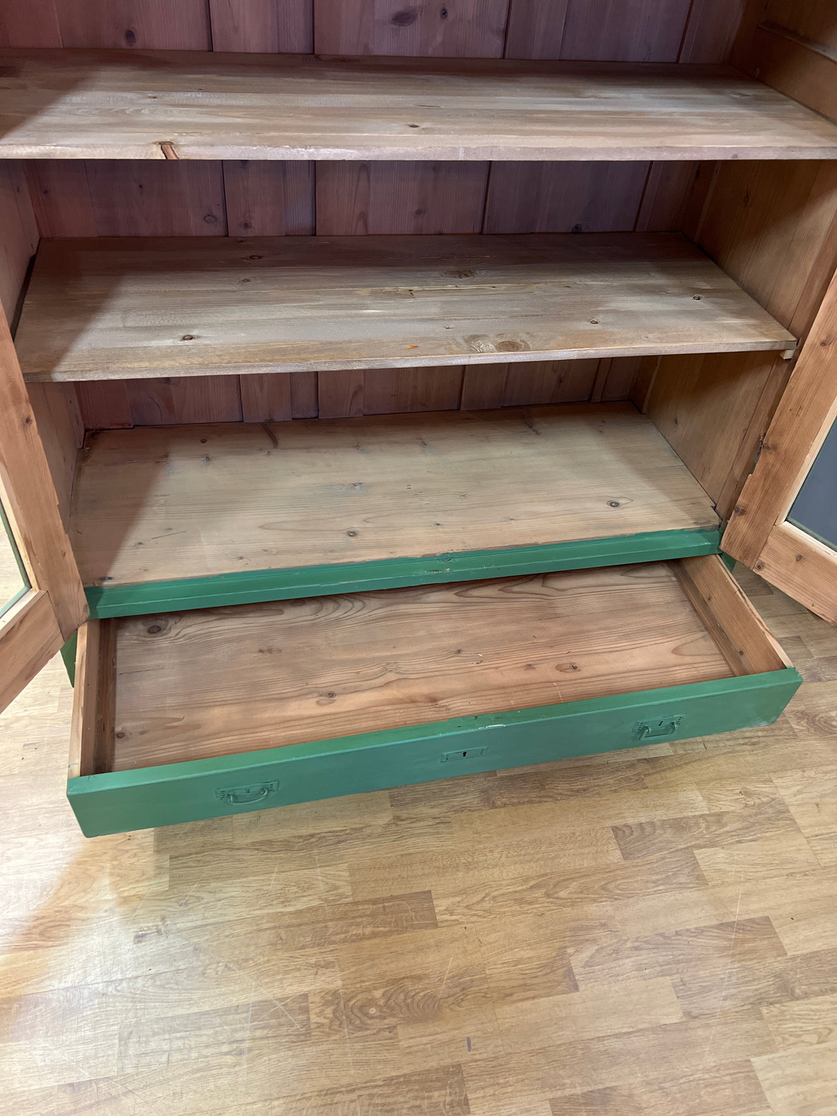 Vitriinikaappi L. 132,5cm, S. 55cm ja K. 205cm.