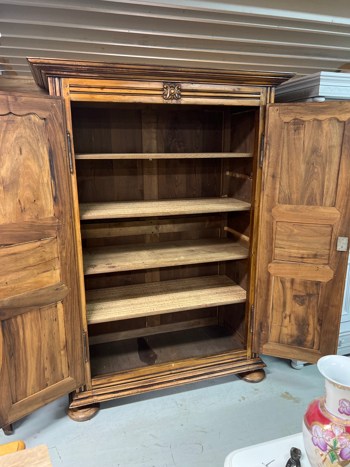 Upea barokki kaappi L. 132,5cm, S. 62,5cm ja K. 187cm