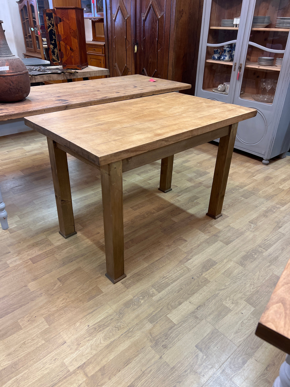 Ruokapöytä Pit. 122cm, Lev. 71,5cm ja K. 80cm.