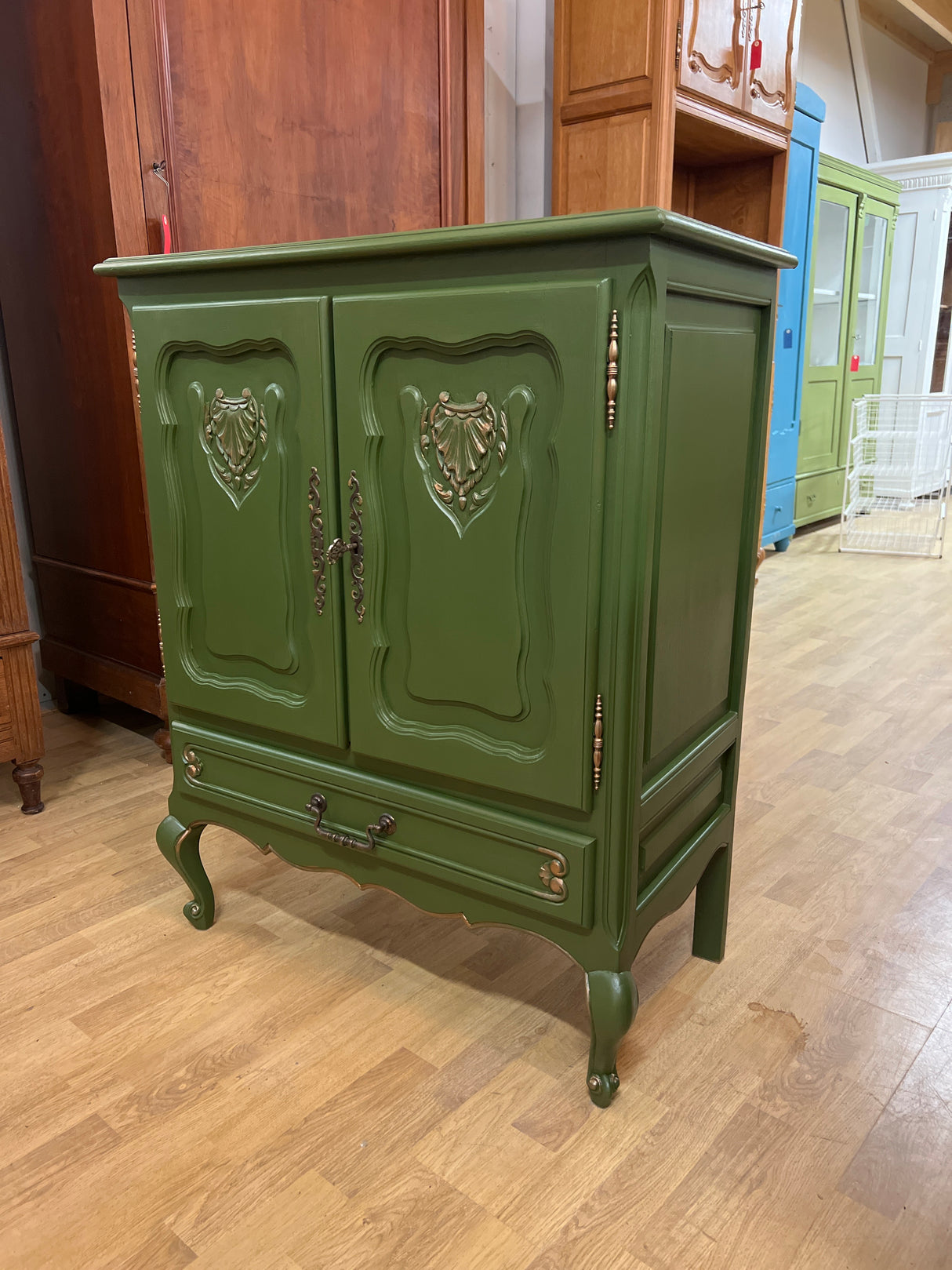 Beautiful rococo small cabinet W. 79.5cm, D. 42cm and H. 99.5cm.