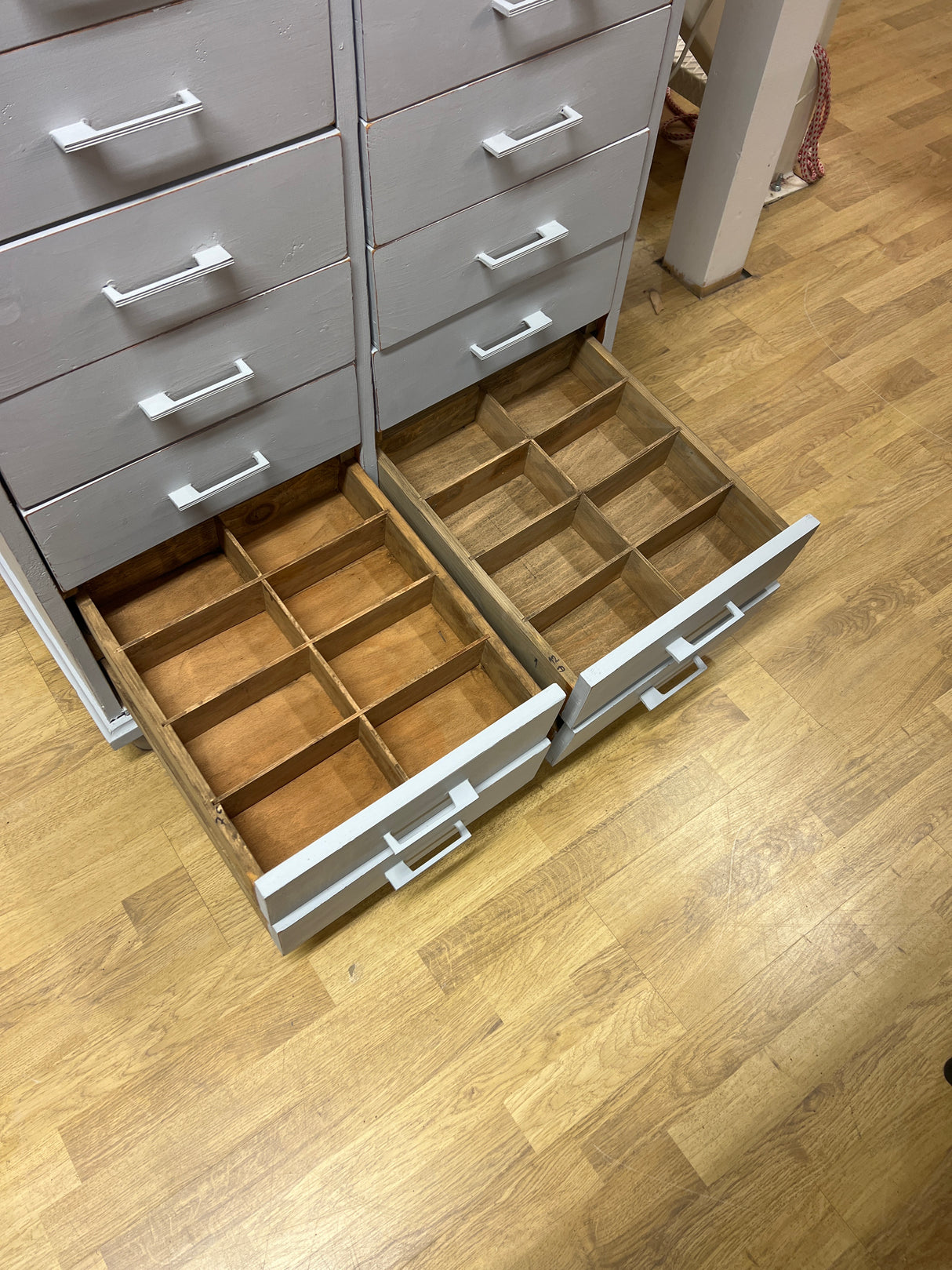 Arkistointi/lokerikko lipasto L. 86,5cm, S. 47cm ja K. 152cm