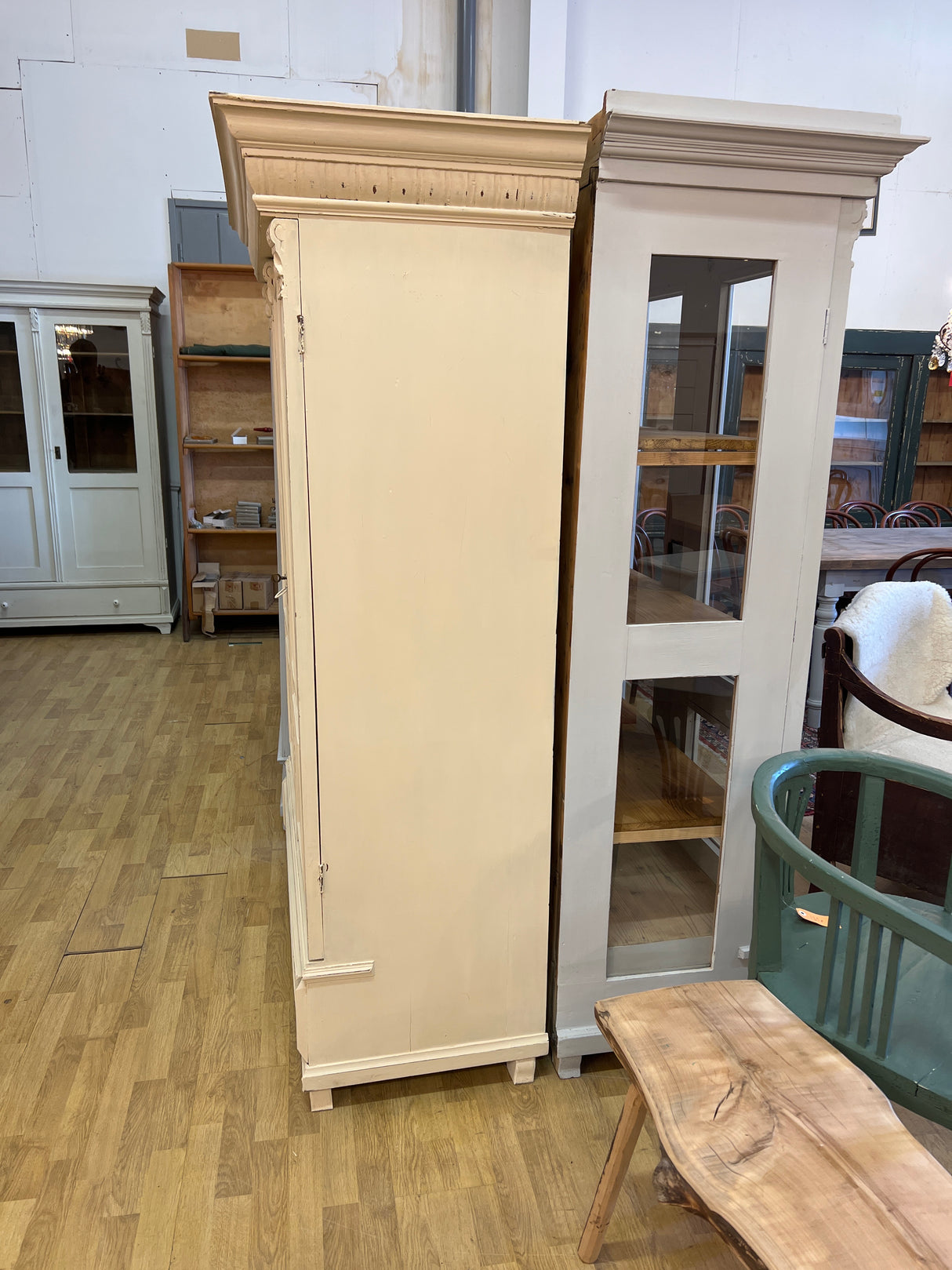 Kaunis vaalea vaatekaappi. L. 124,5cm, S. 60cm ja K. 186,5cm