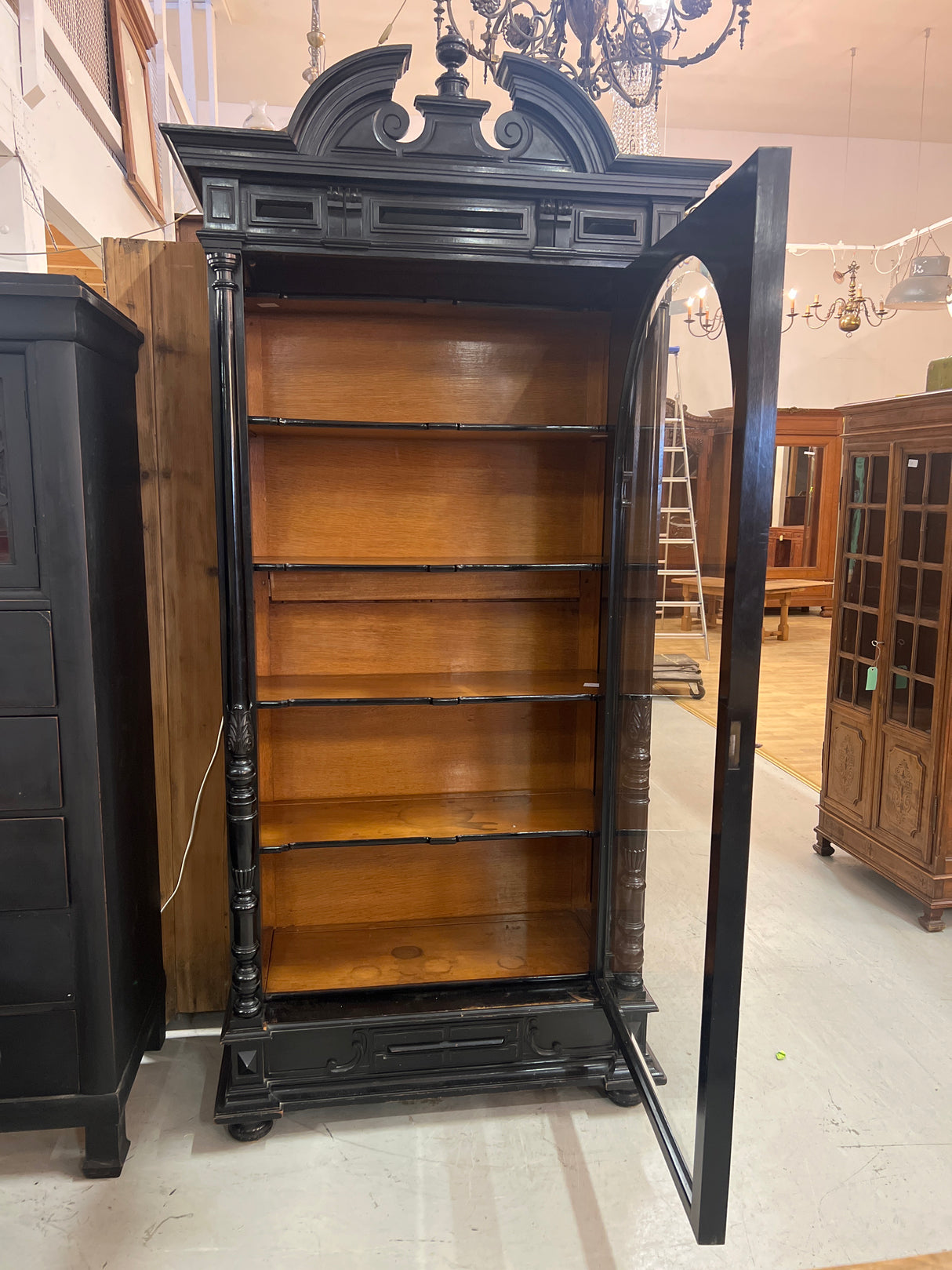 Upea renessanssi vitriinikaappi L. 104cm, S. 50,5cm ja K. 222cm