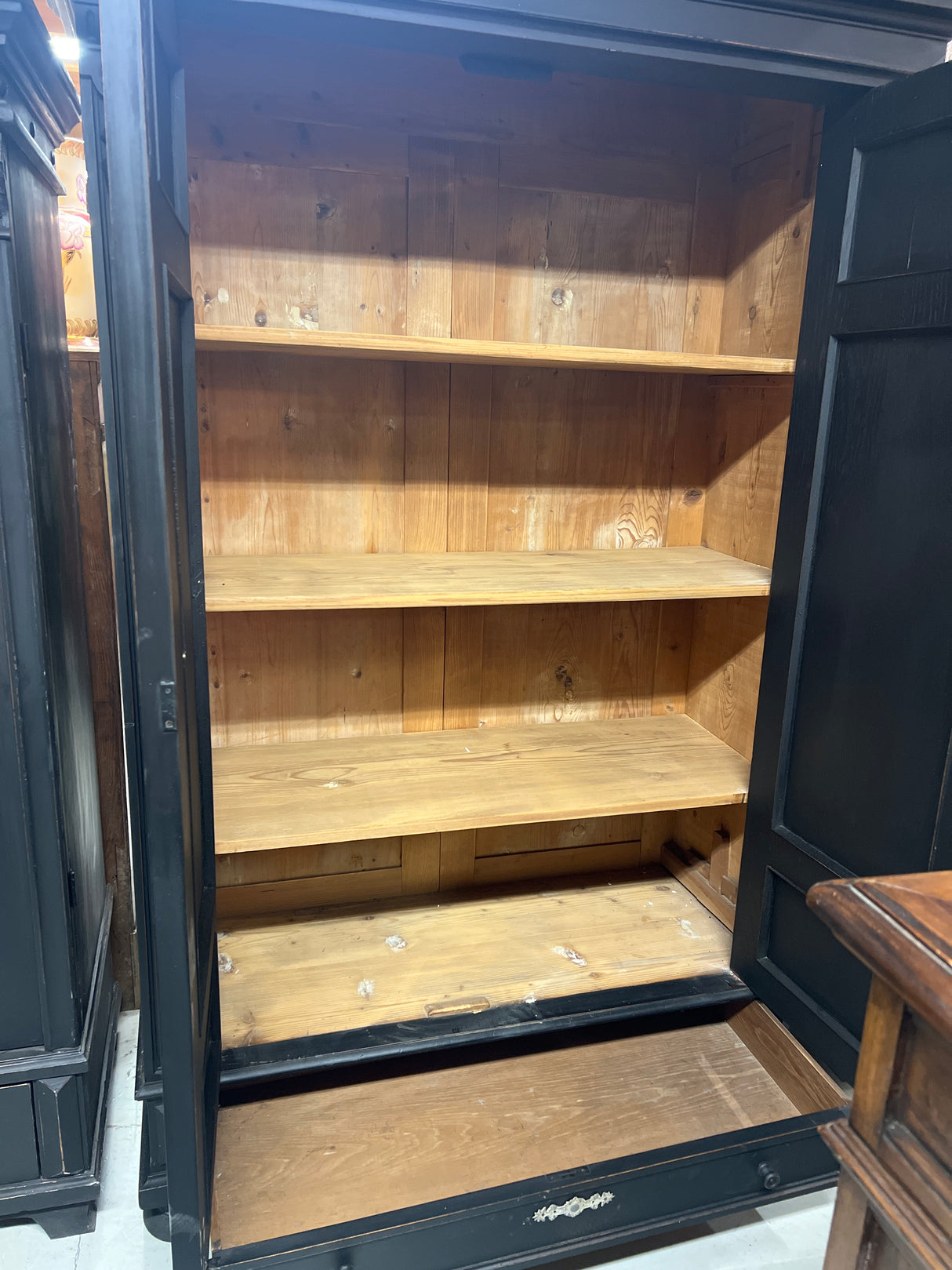 Upea musta vaatekaappi L. 129cm, S. 59cm ja K. 191cm