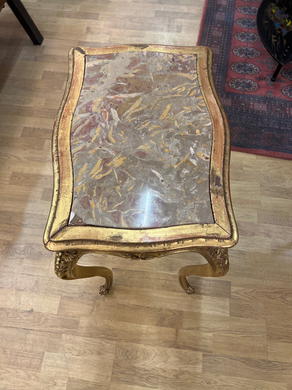 Upea puupöytä marmori kannella😍 L. 57cm, S. 40cm ja K. 66,5cm