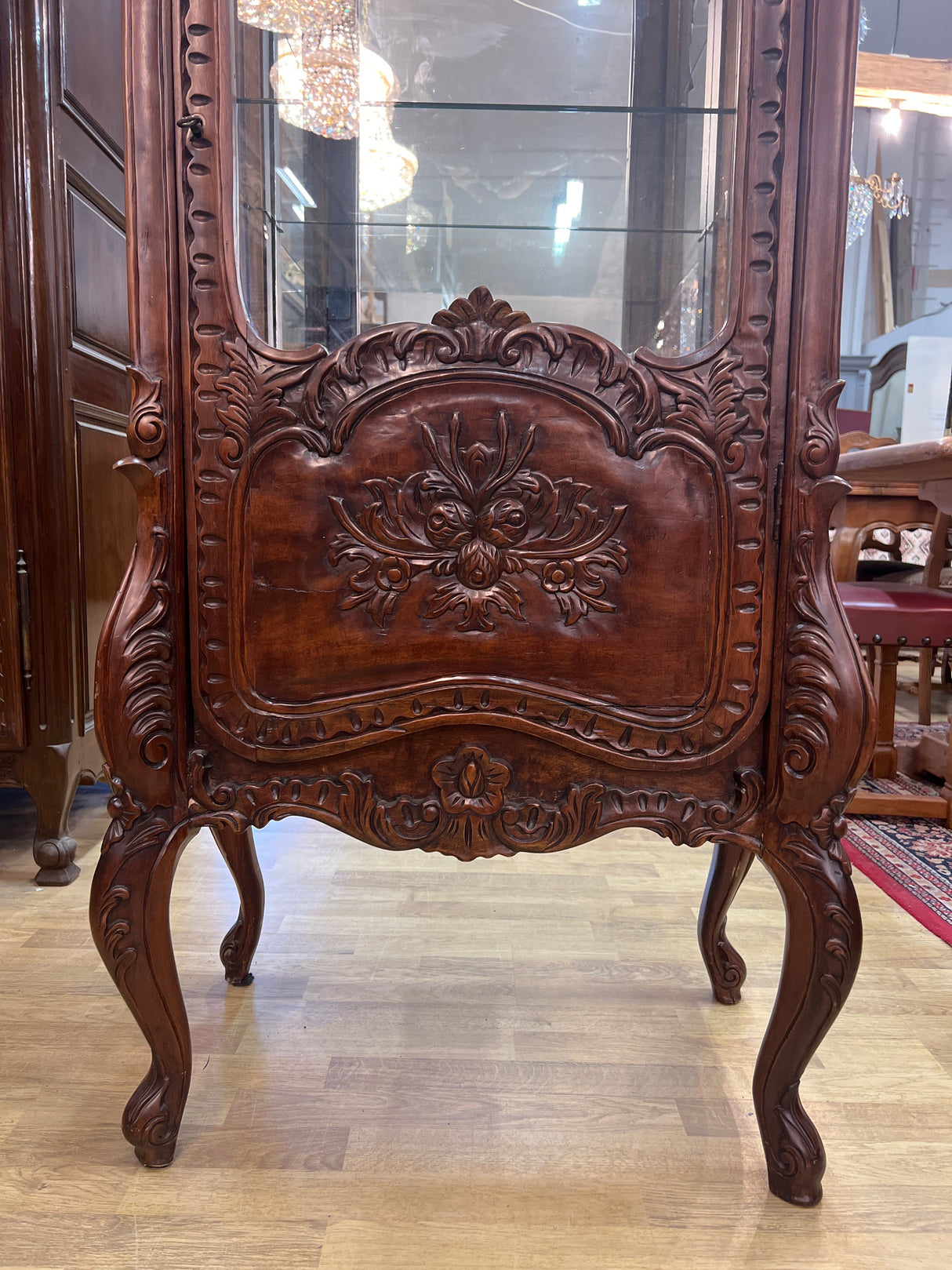 Single-door mahogany display cabinet, W. 67cm, D. 43cm, H. 198.5cm