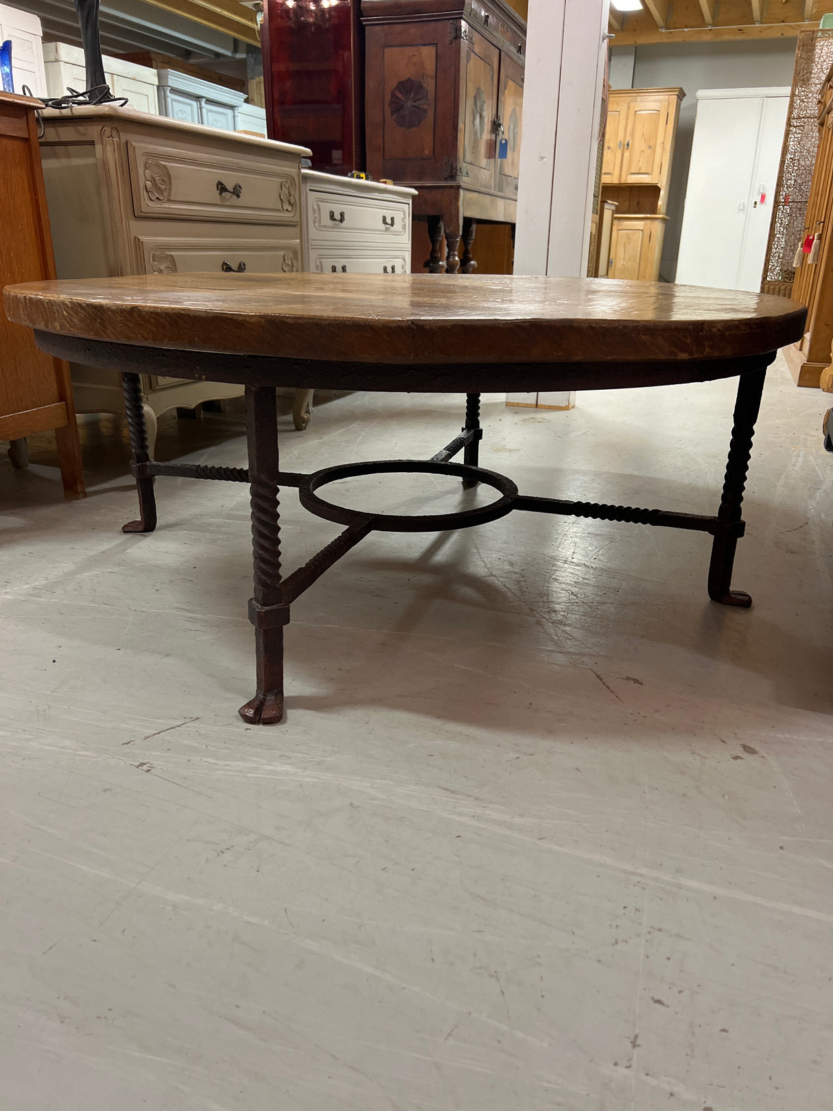 Coffee table Dia. 116cm and H. 46.5cm.