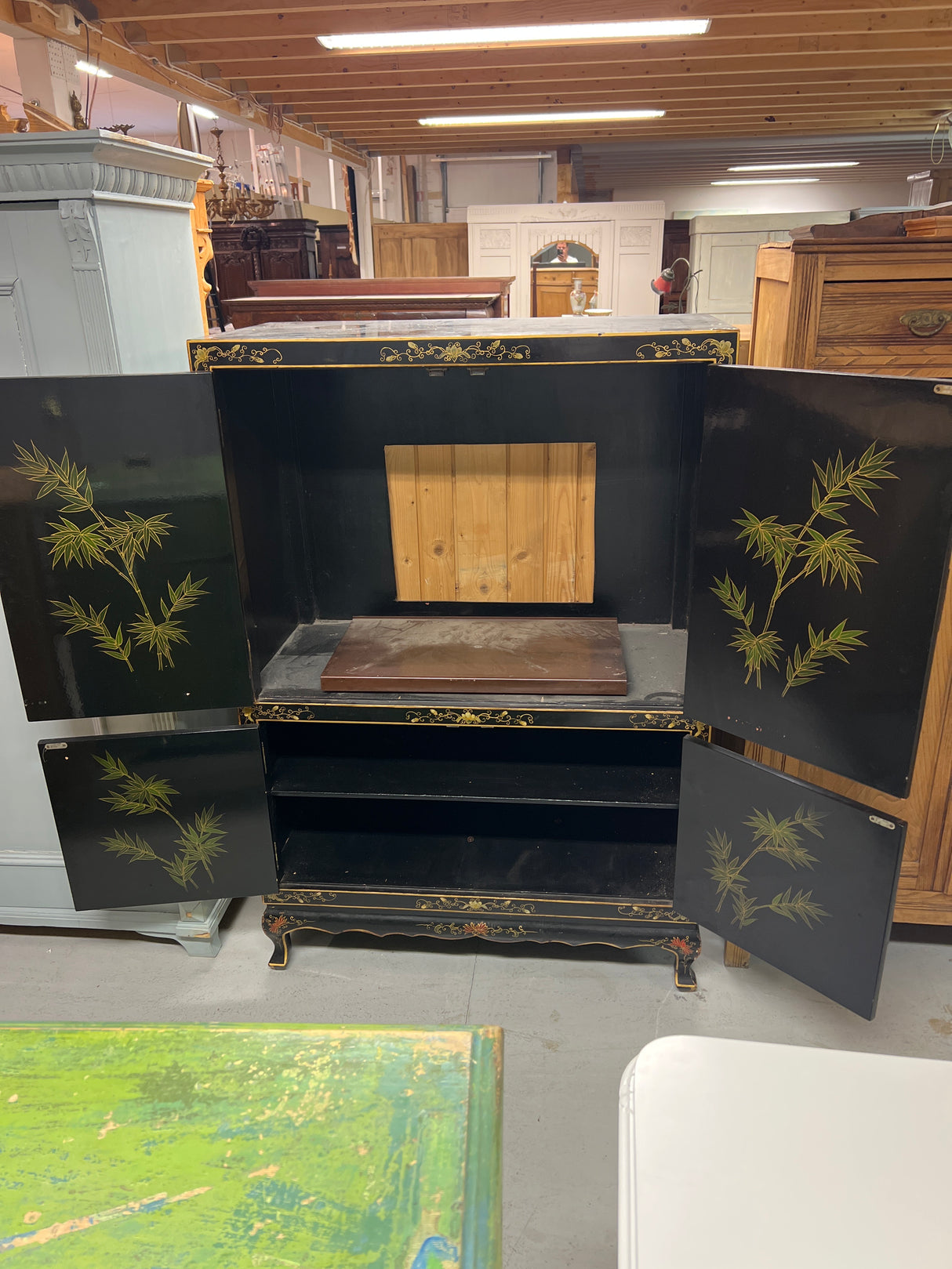 Aasialainen kaappi L. 99,5cm, S. 50cm ja K. 145,5cm.