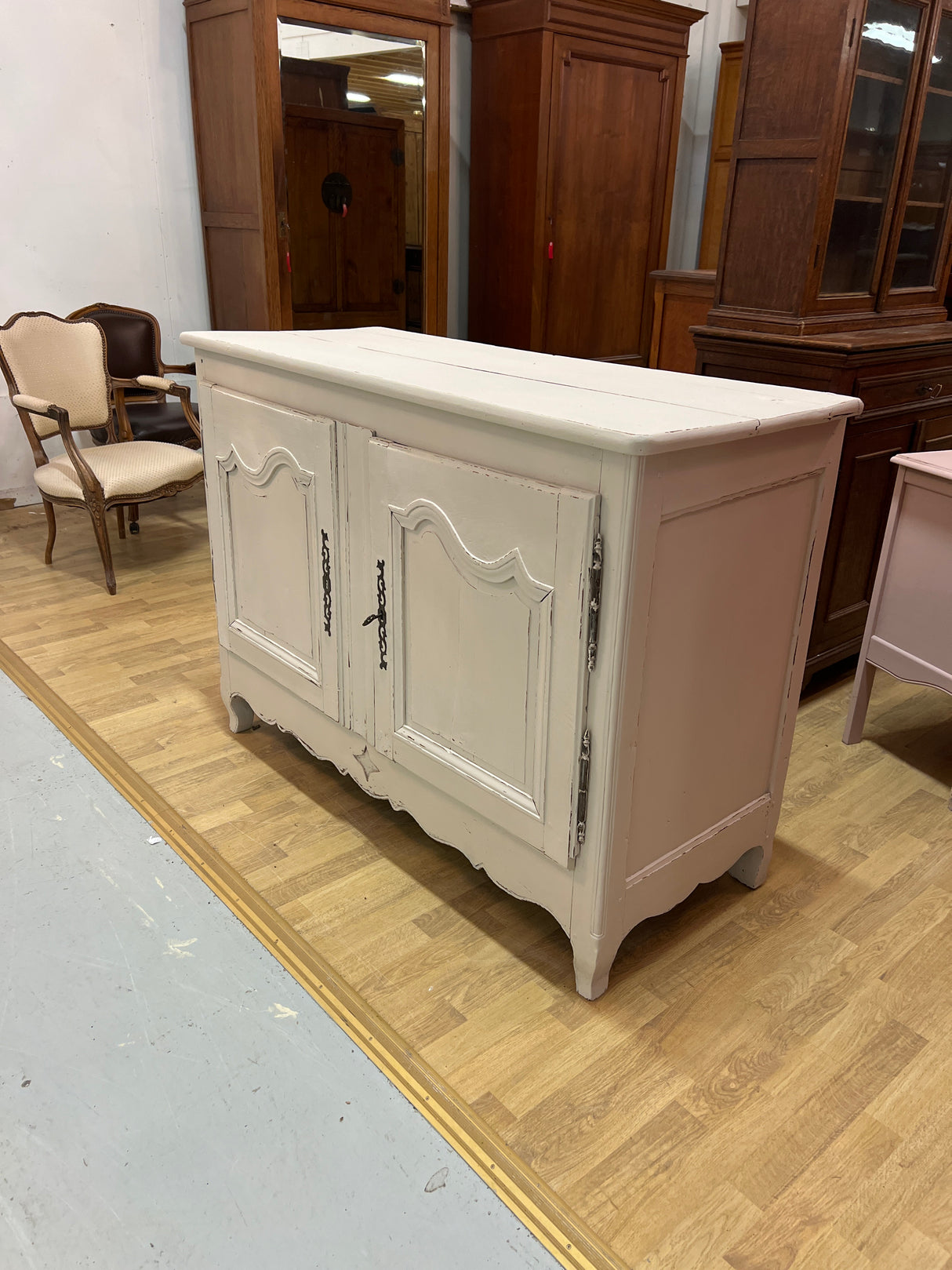 Tammisenkki L. 134cm, S. 54,5cm ja K. 98,5cm.