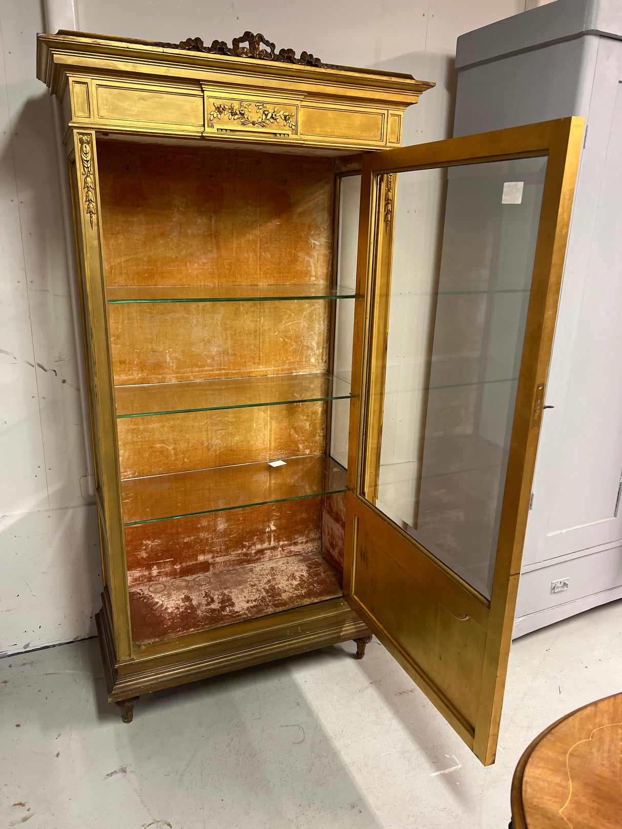 Empire vitriinikaappi L. 86cm, S. 40,5cm ja K. 169cm.