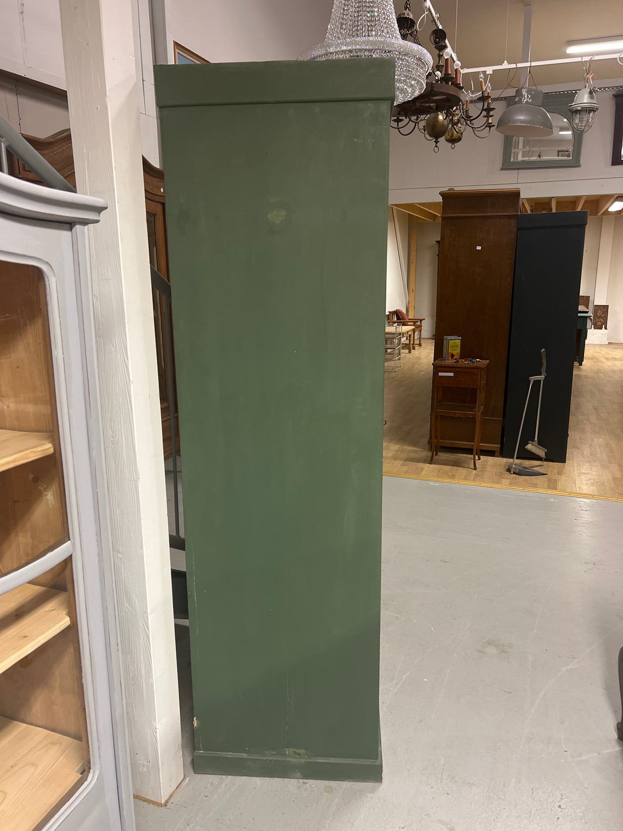 Single-door wardrobe