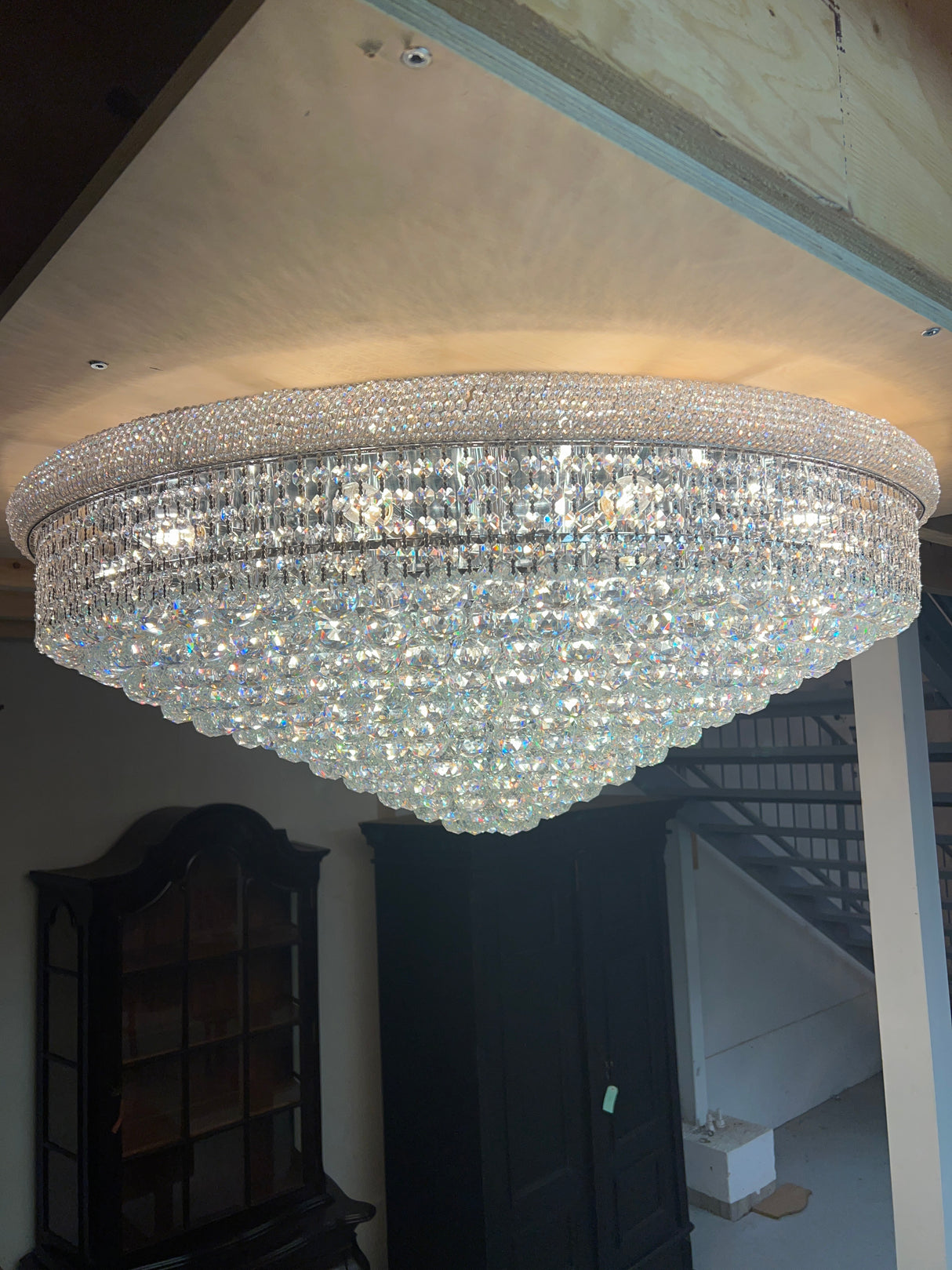 Jättimäinen kristalli plafondi😍 Halkaisija n.110cm ja korkeus katosta alimmaiseen prismaan n.42cm
