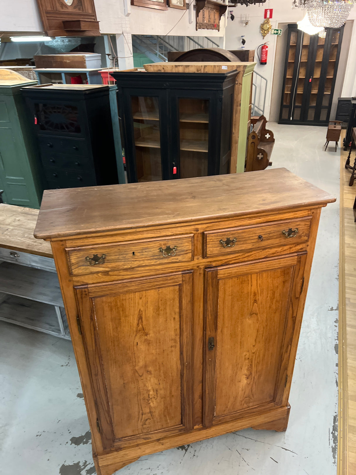 Tamminen liinavaatekaappi L. 125cm, S. 48cm ja K. 159,5cm.