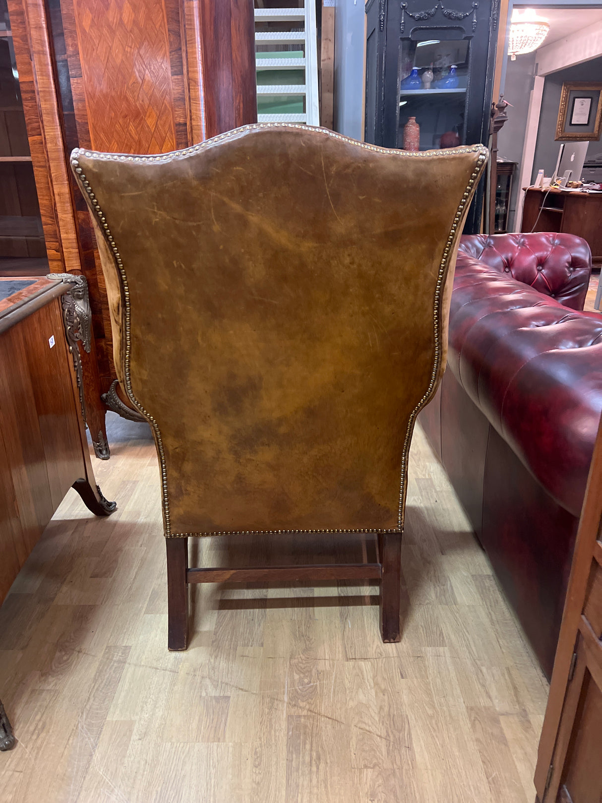 Chesterfield lepotuoli L. 81cm, S. 80cm ja K. 117cm ja istumakorkeus 47cm