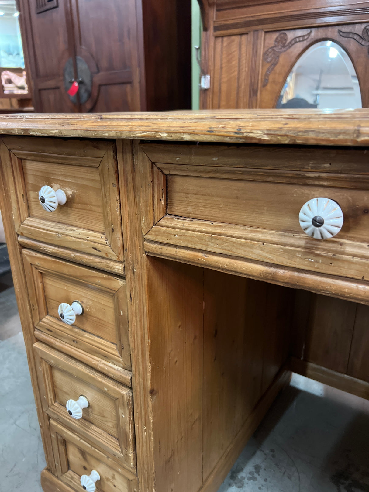 Kirjoituspöytä L. 106,5cm, S.70cm ja K. 78,5cm.