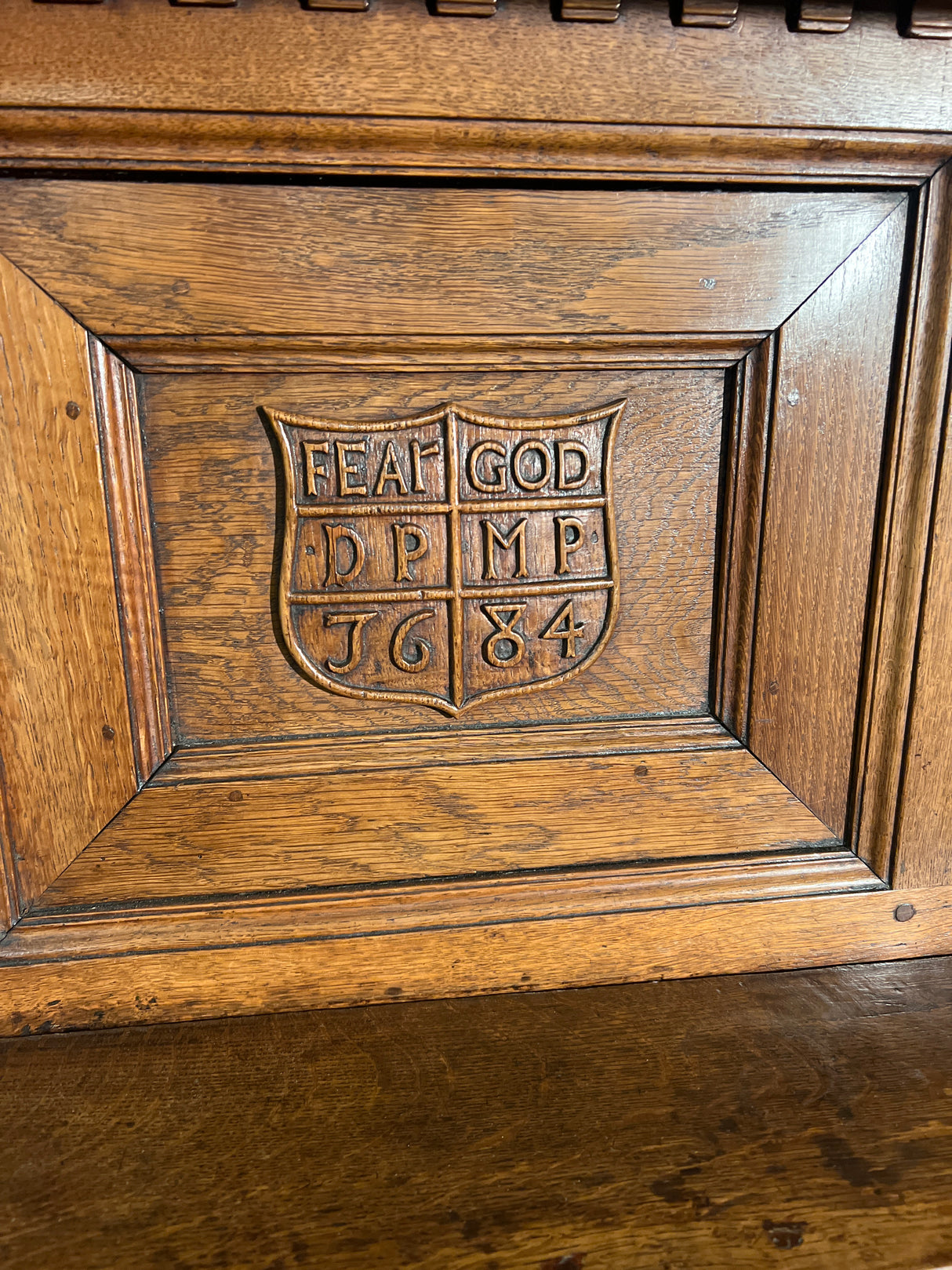 Upea antiikkikaappi L. 143cm, S. 58,5cm ja K. 199cm.