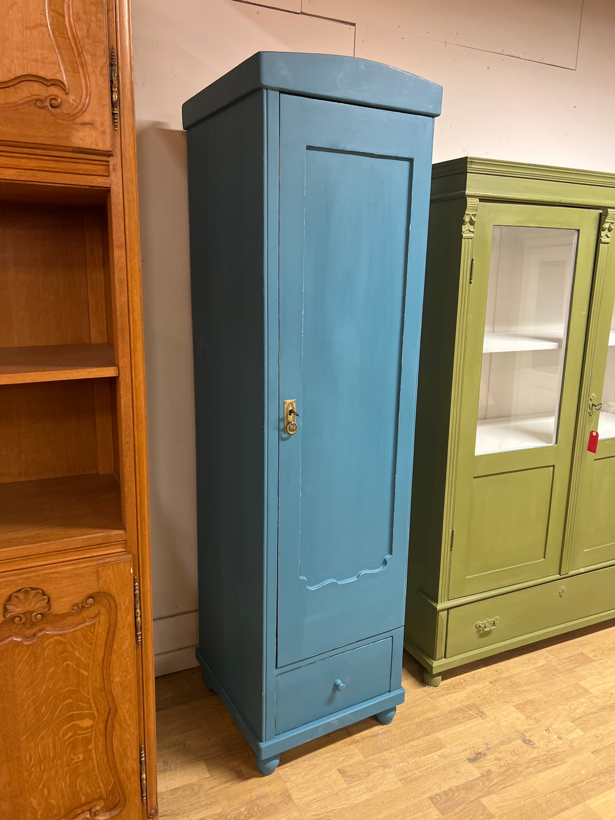 Kapea hyllykaappi 1910-luvulta unkarista L. 52,5cm, S. 53cm ja K. 192,5cm