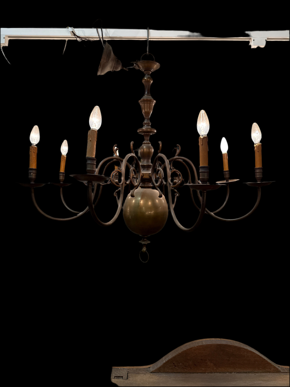 Large ball baroque crown