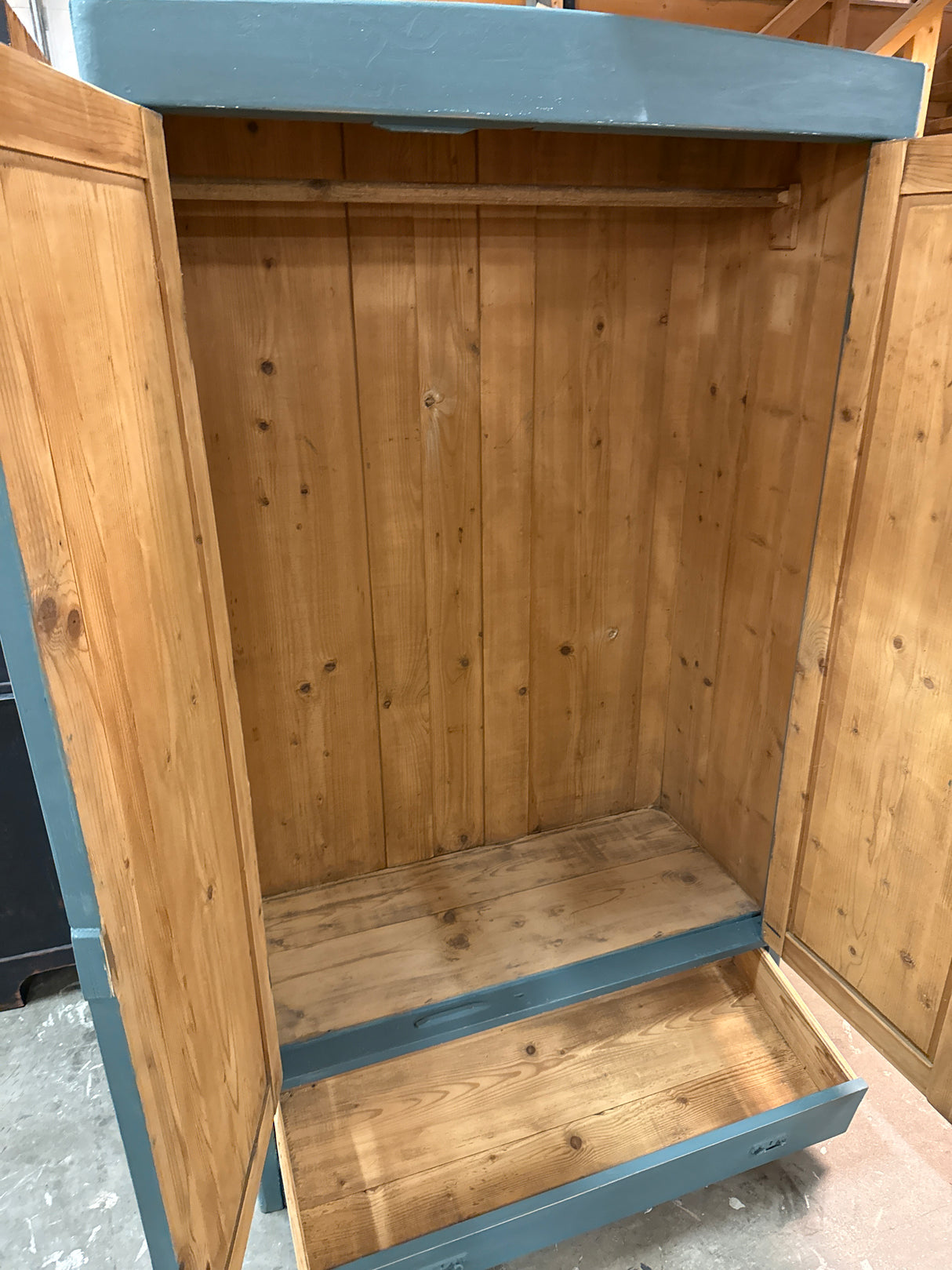 Peasant-style cabinet W.115cm, D. 53cm, H.192.5cm