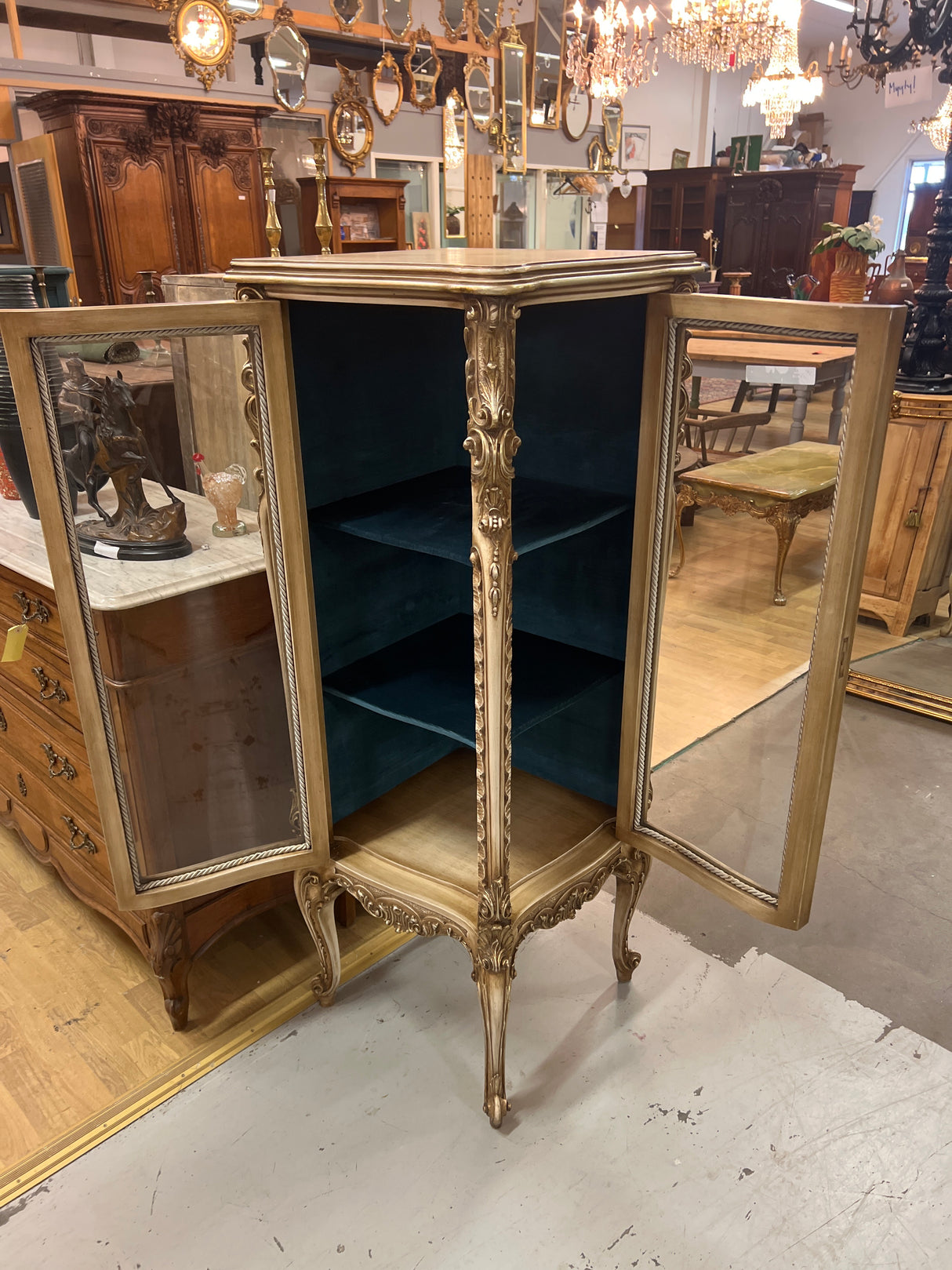 Harvinaisen kaunis rokokoo nurkkakaappi 50cm x 50cm ja K. 140cm