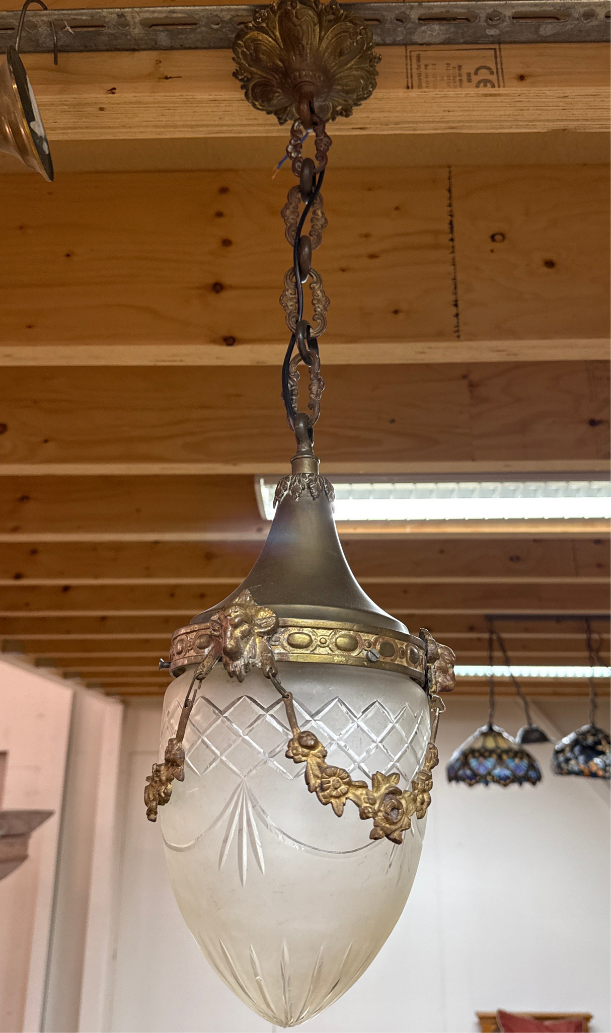 Kaunis pieni empire-valaisin