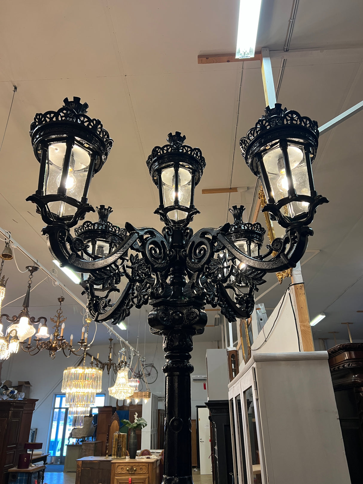 Lyhtypylväs (valurautaa) K. 300cm ja halk. n. 135cm.