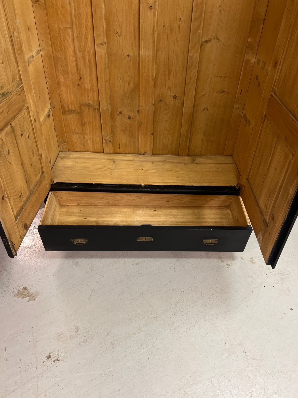 Tyylikäs massiivipuu vaatekaappi L. 128cm, S. 45cm ja K. 185cm