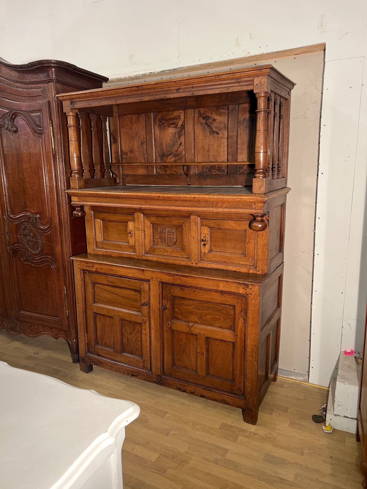 Upea antiikkikaappi L. 143cm, S. 58,5cm ja K. 199cm.