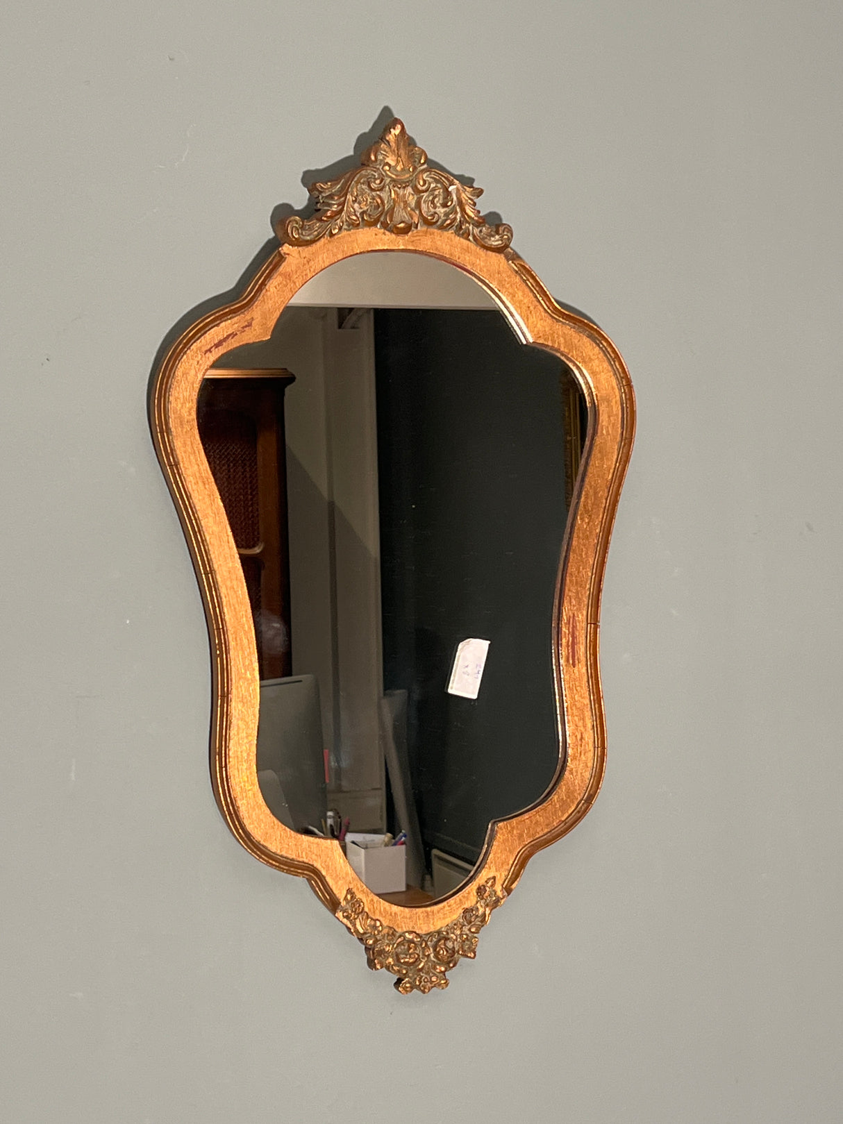 Kaunis ruusukultaisen sävyinen rokokoo peili. K. 70cm ja L. 41,5cm