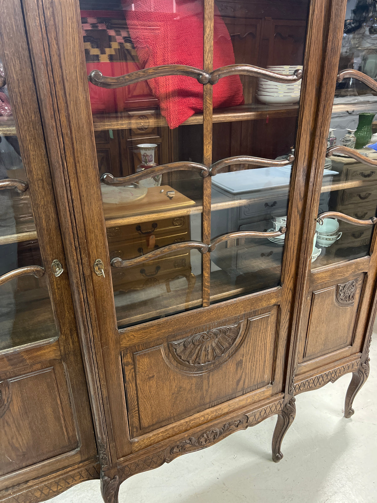 Rokokoo kirja/astiakaappi L. 155cm, S.47cm ja K. 179cm