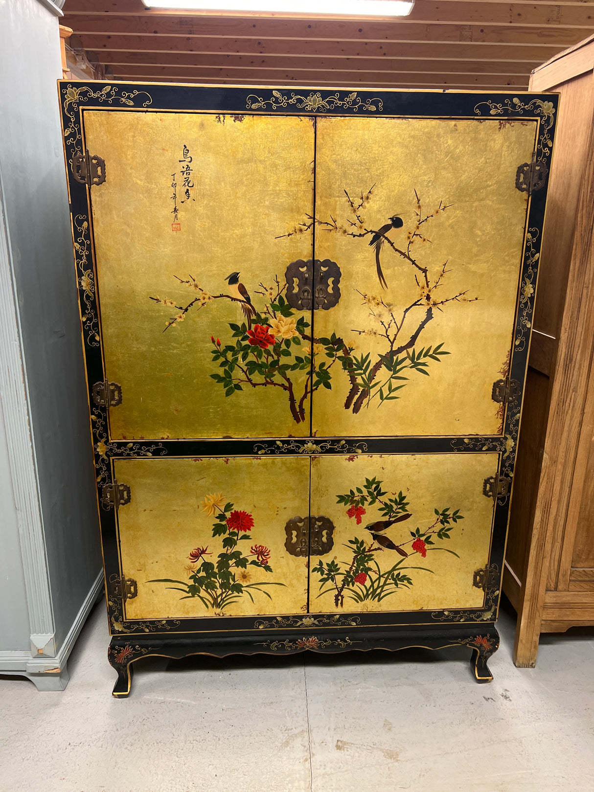 Aasialainen kaappi L. 99,5cm, S. 50cm ja K. 145,5cm.