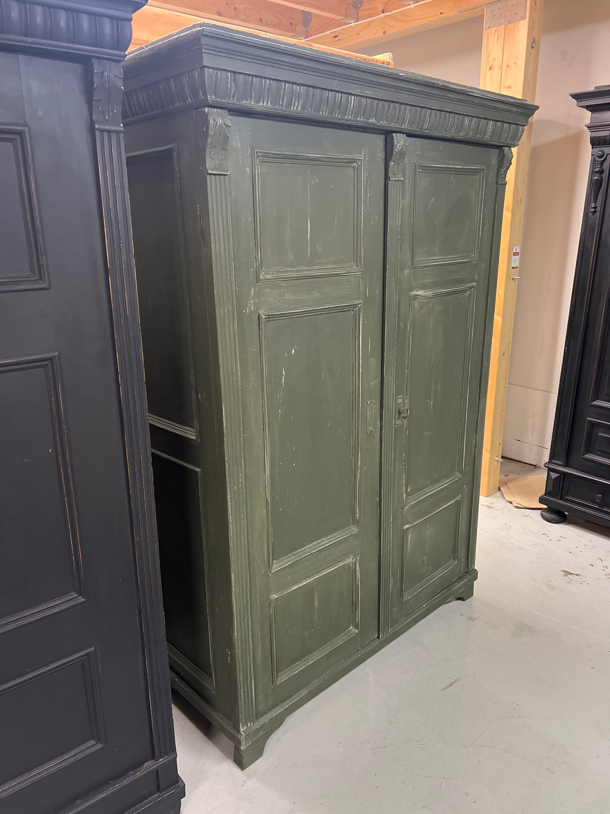Vihreä vaatekaappi L. 123,5cm, S. 53,5cm ja K. 175,5cm