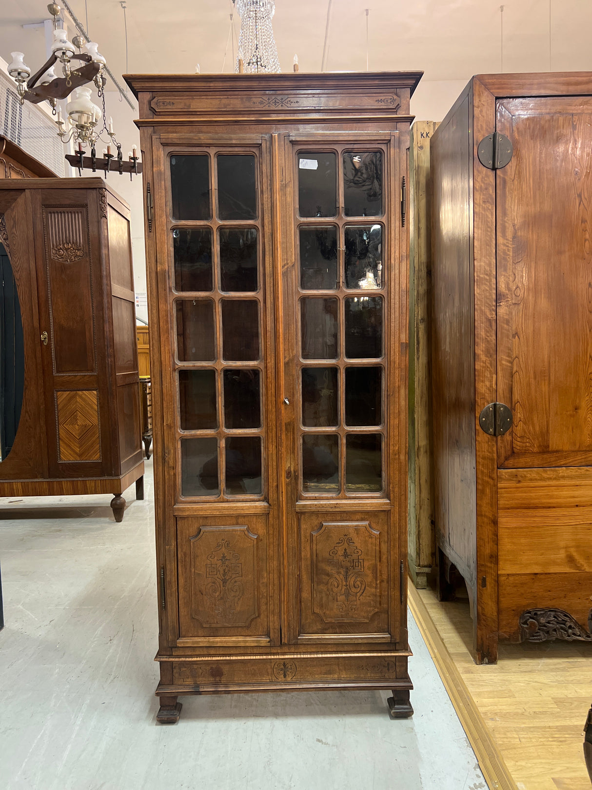 Beautiful small display cabinet L. 73.5cm, D. 38cm, H. 169.5cm