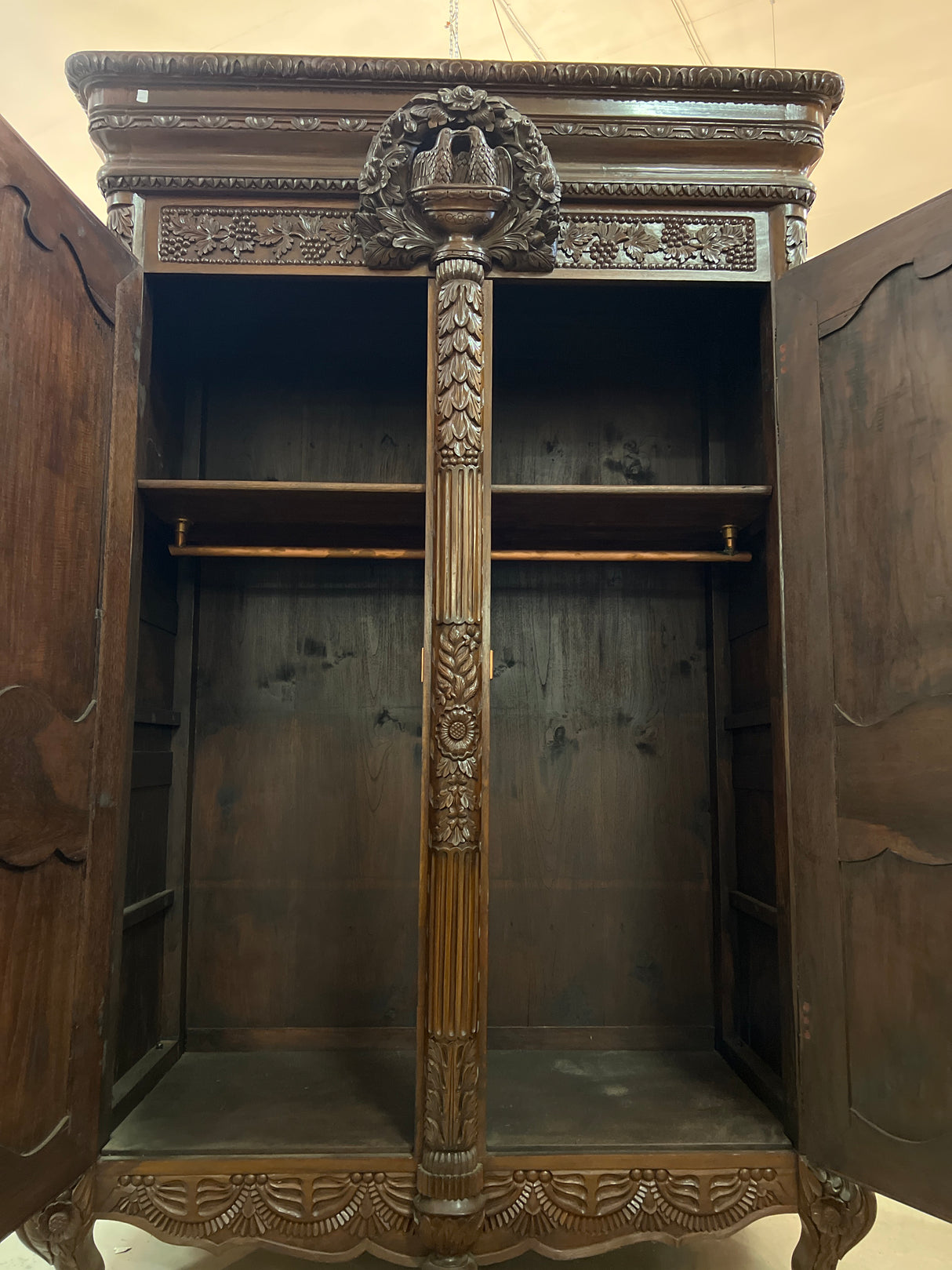 Mahonkinen vaatekaappi