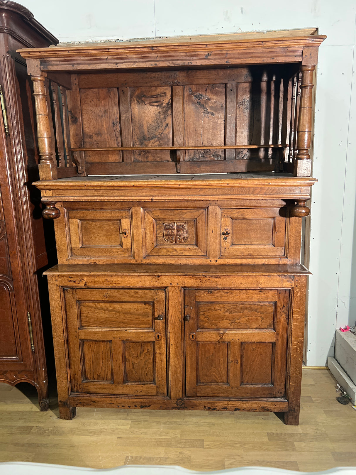 Upea antiikkikaappi L. 143cm, S. 58,5cm ja K. 199cm.