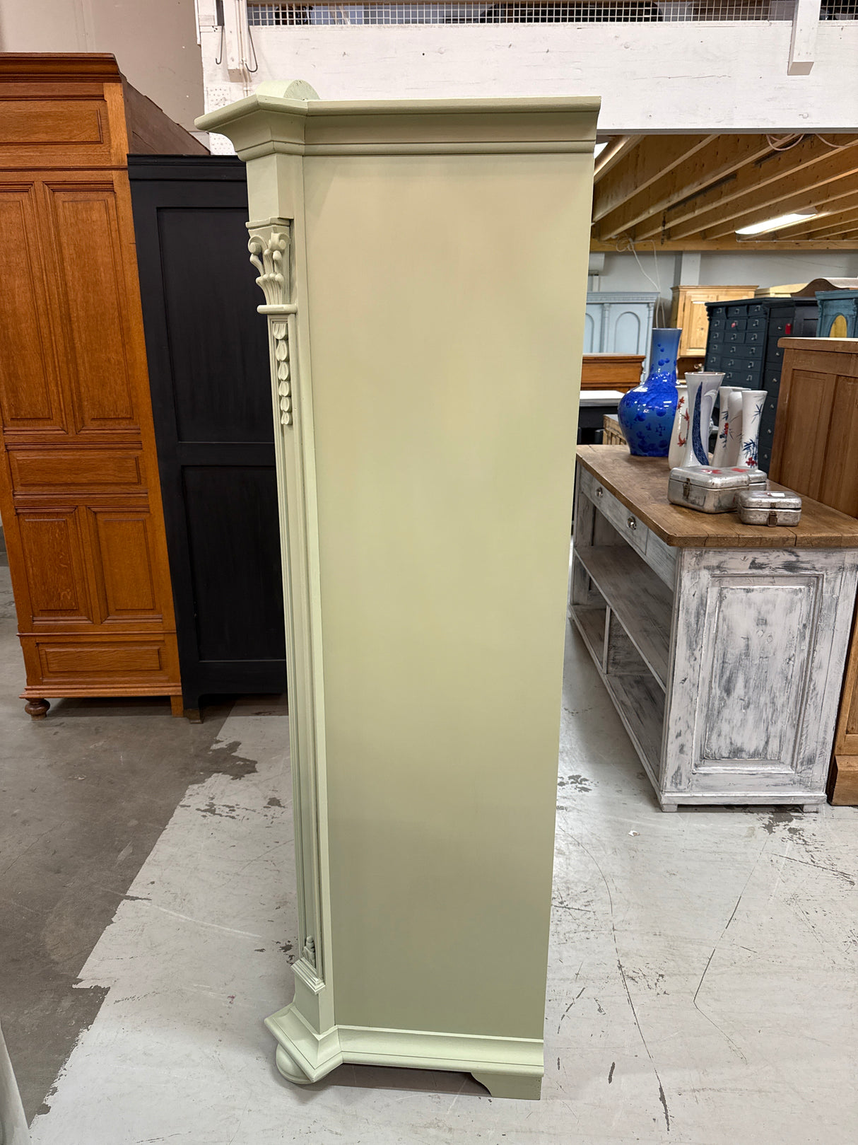 Italialainen vaatekaappi L. 102cm, S. 59cm ja K. 189,5cm.