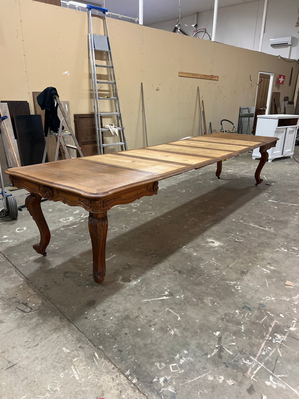 Rokokoo ruokapöytä Pituus. 135cm ja leveys 105cm. Korkeus 76cm. + jatkot.