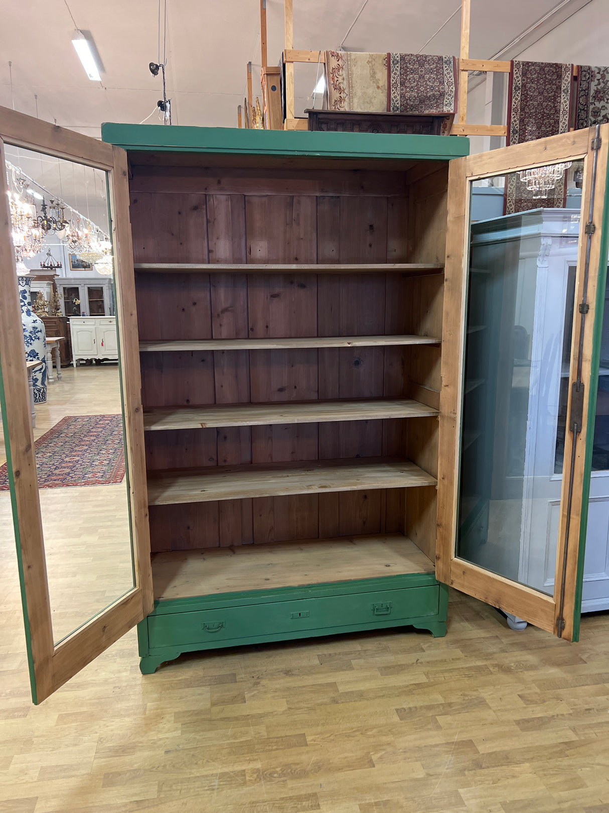 Vitriinikaappi L. 132,5cm, S. 55cm ja K. 205cm.