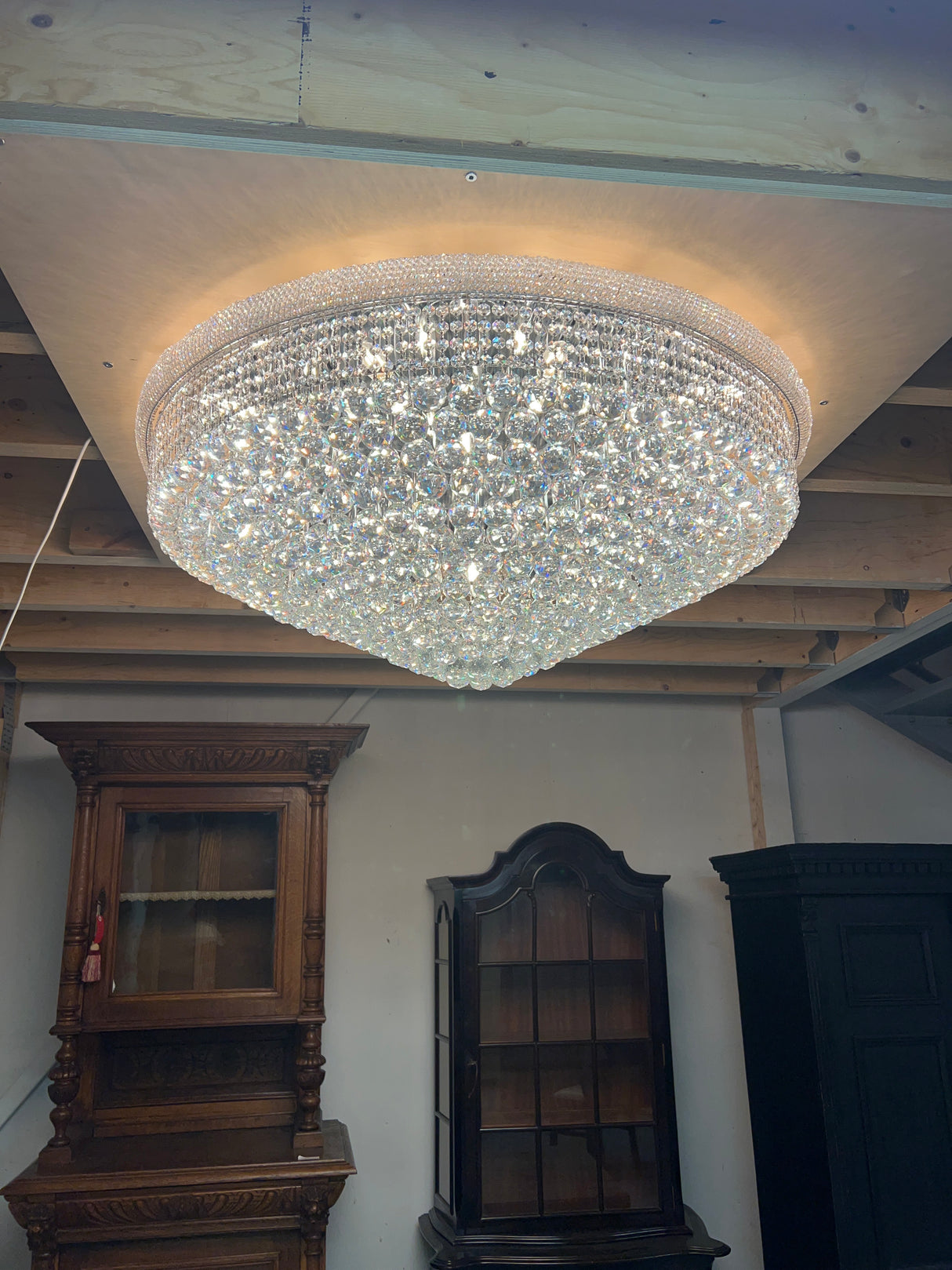 Jättimäinen kristalli plafondi😍 Halkaisija n.110cm ja korkeus katosta alimmaiseen prismaan n.42cm