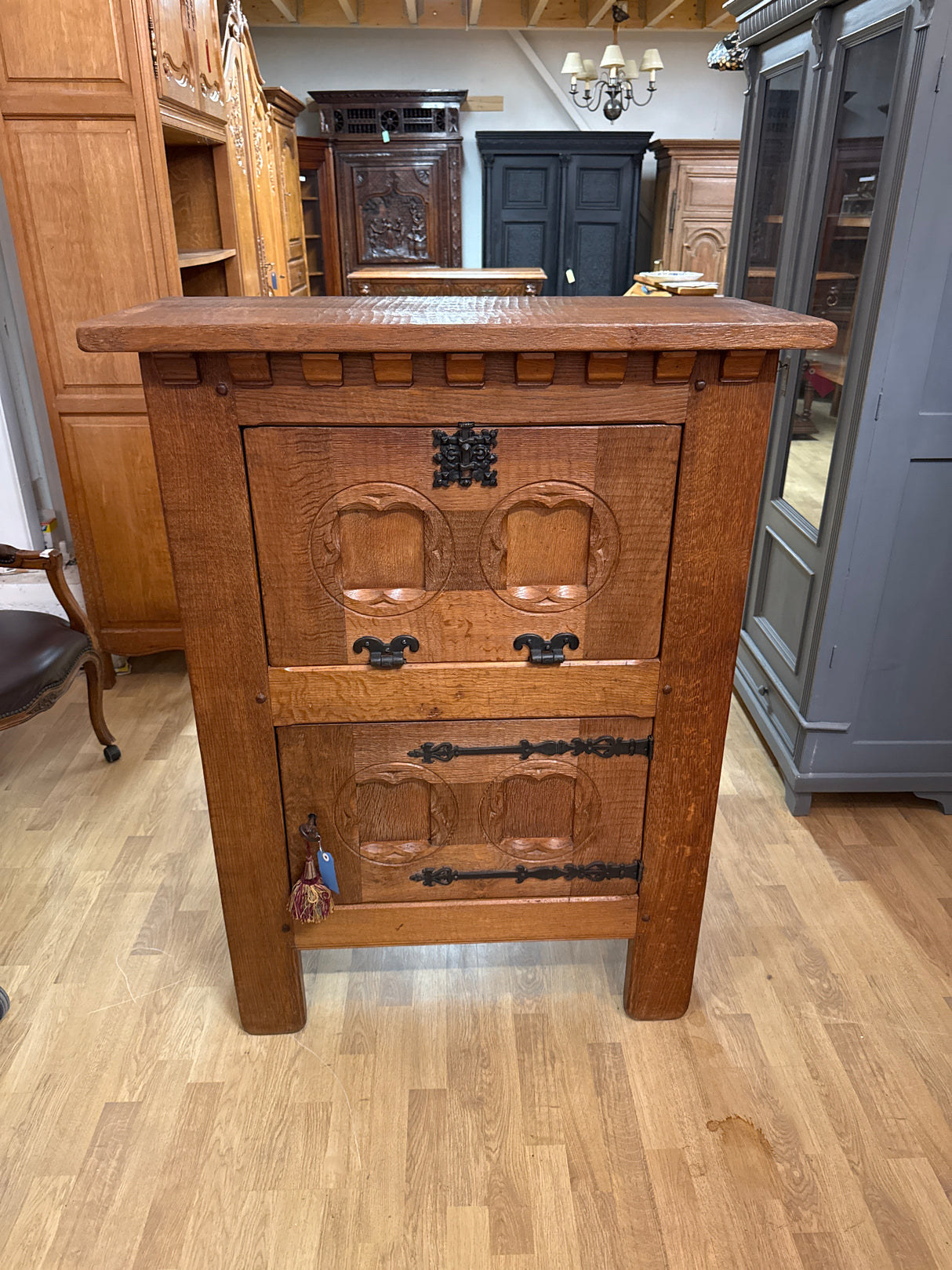 Sveitsiläinen baarikaappi L.94.5cm, S.44cm, K.125cm