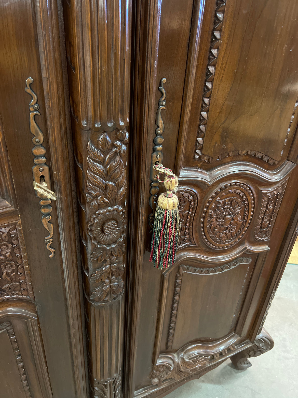 Mahonkinen vaatekaappi