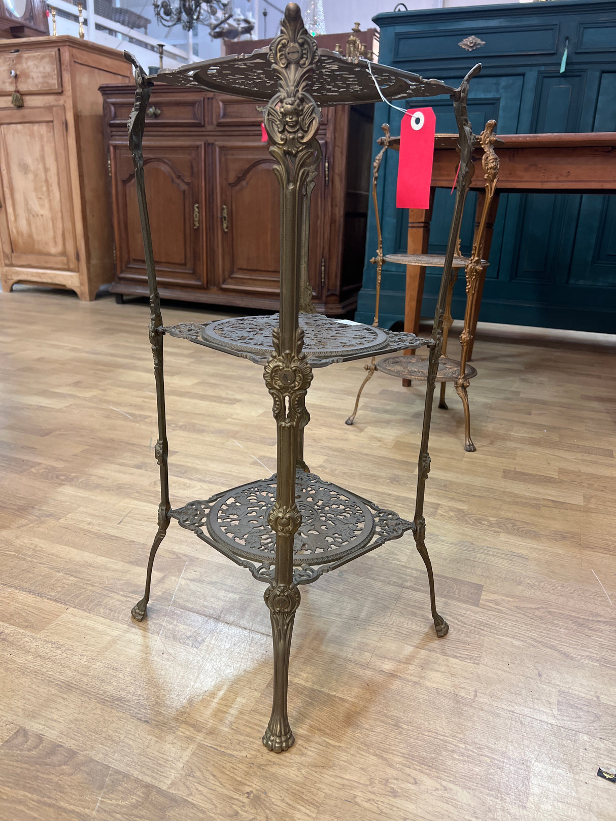 Metallinen kukkapöytä L. 28cm, S. 28cm ja K. 71cm