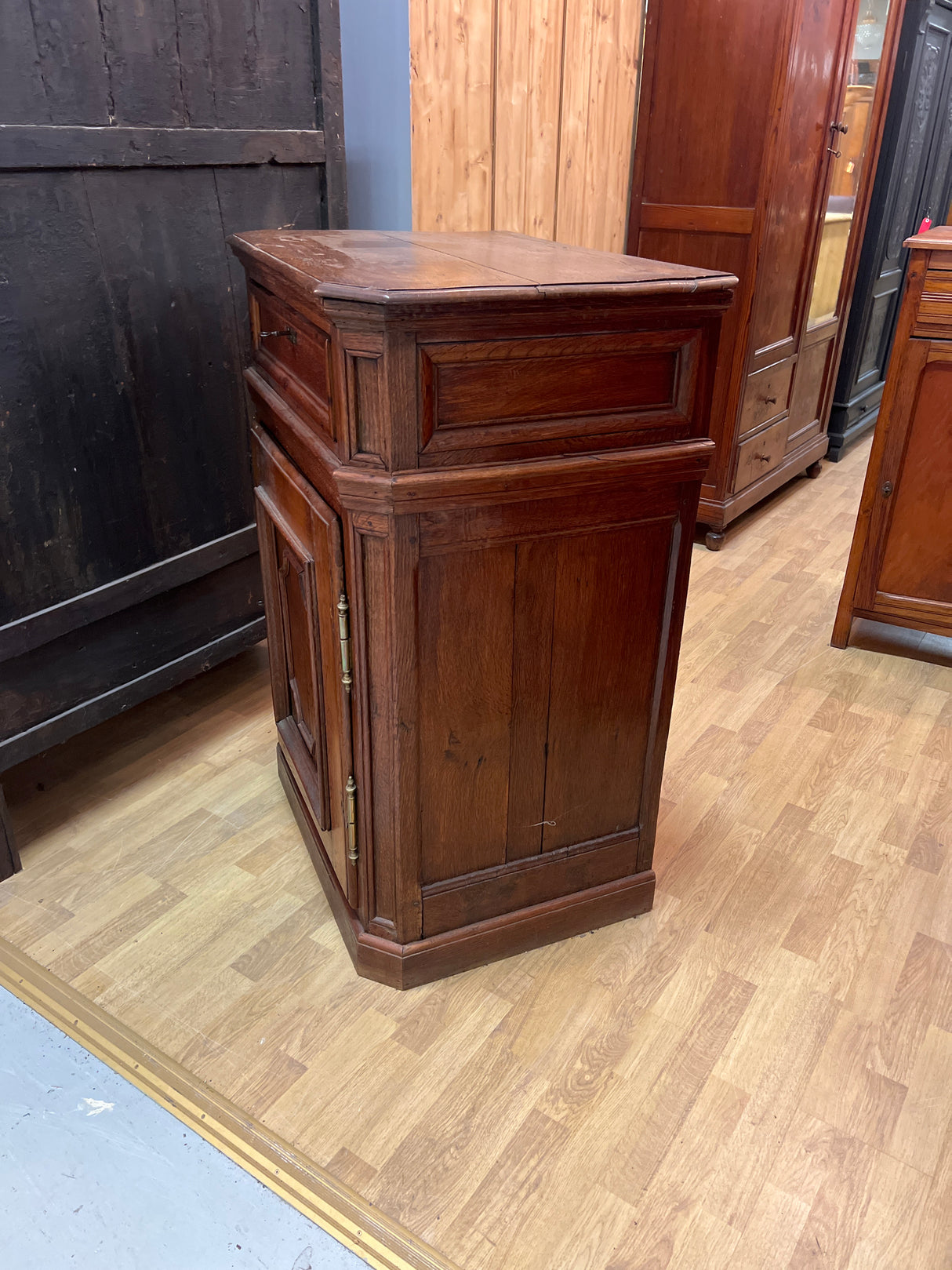 Oak chest of drawers/small cabinet W. 80cm, D. 56cm and H. 113cm